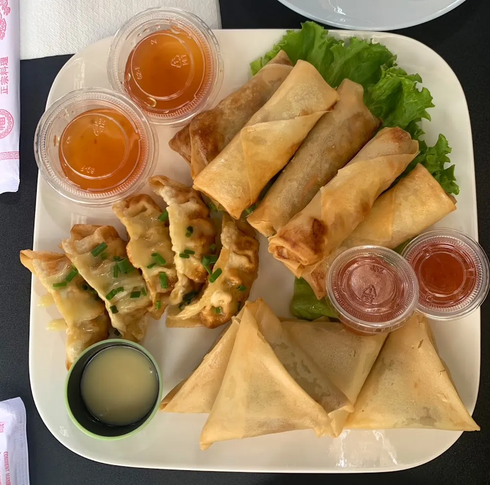 Nems Au Porc Samoussas Au Poulet Gyozas Au Poulet